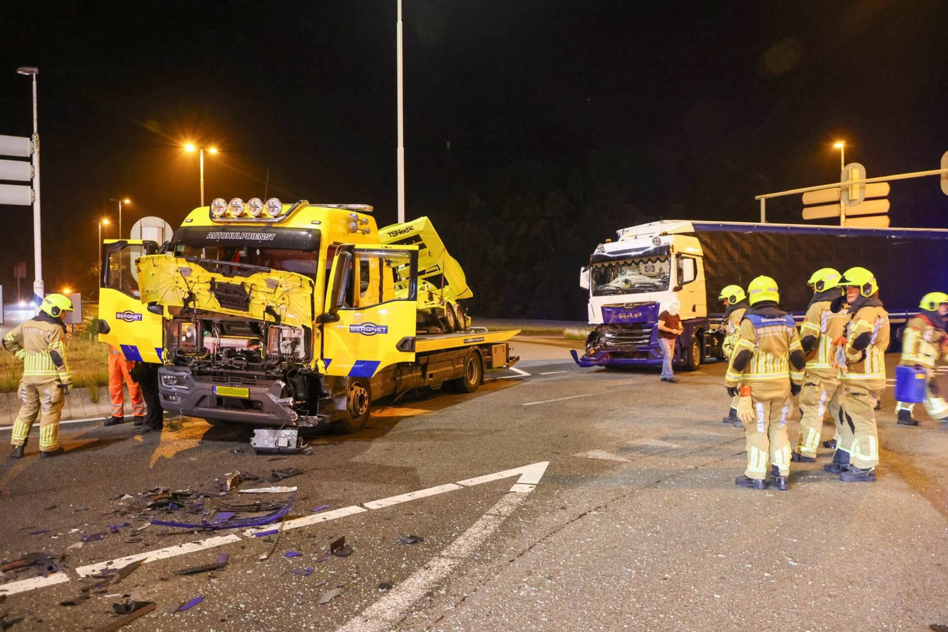 Bergingswagen geramd door vrachtwagen