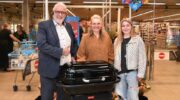 Rianne van der Horst wint bij Albert Heijn een Barbecook-barbecue met vakantiefotowedstrijd