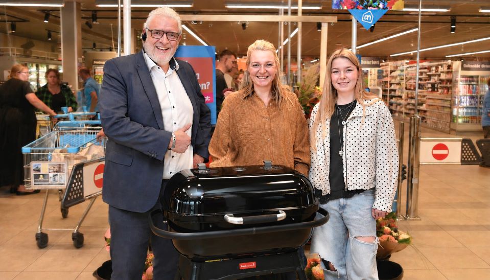 Rianne van der Horst wint bij Albert Heijn een Barbecook-barbecue met vakantiefotowedstrijd