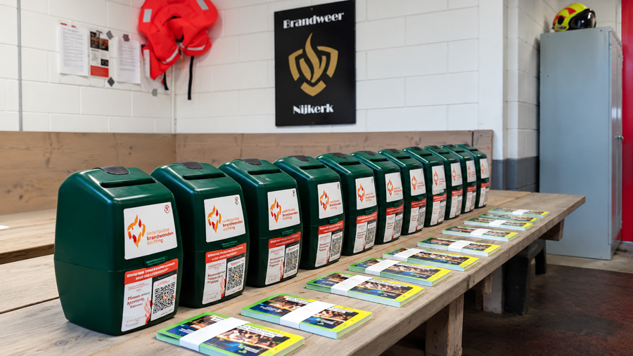 Jeugdbrandweer Nijkerk collecteert voor Brandwondenstichting in De Bogen