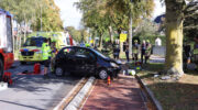 Bestuurster raakt bekneld na harde botsing tegen boom op Frieswijkstraat