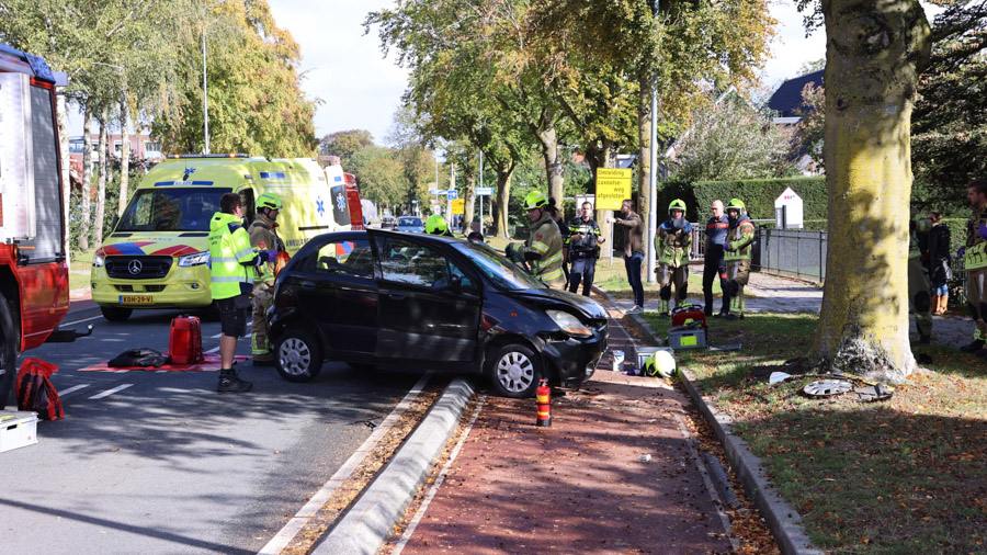 Bestuurster raakt bekneld na harde botsing tegen boom op Frieswijkstraat
