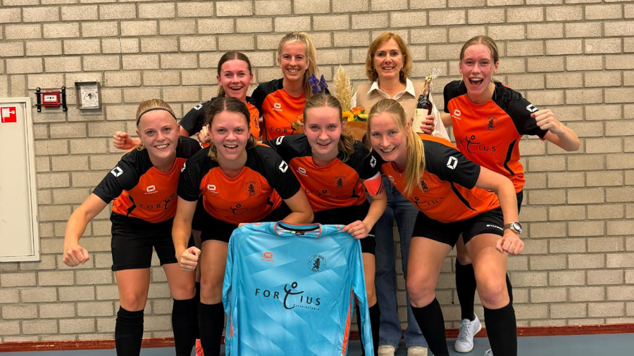 ZVV Sparta Nijkerk VR1 presenteert nieuwe shirts met sponsor Fortius