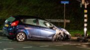 Wiel en vooras van auto losgerukt bij eenzijdig ongeval in Nijkerk