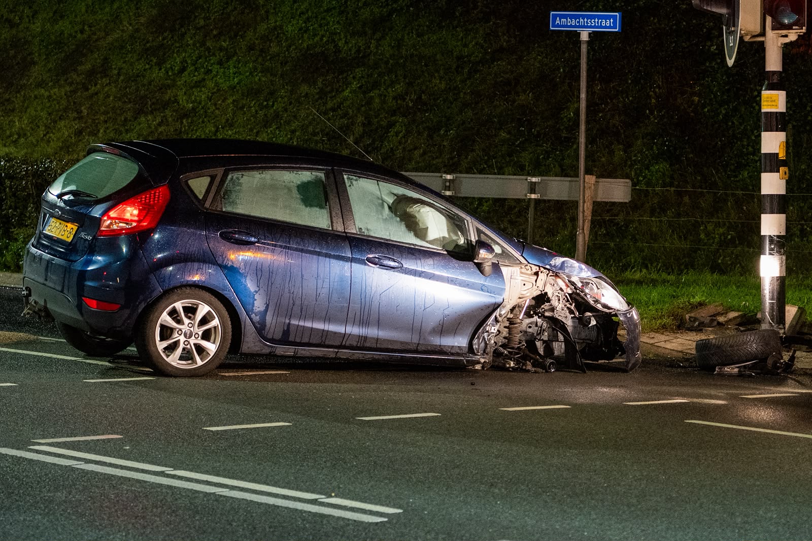 Wiel en vooras van auto losgerukt bij eenzijdig ongeval in Nijkerk