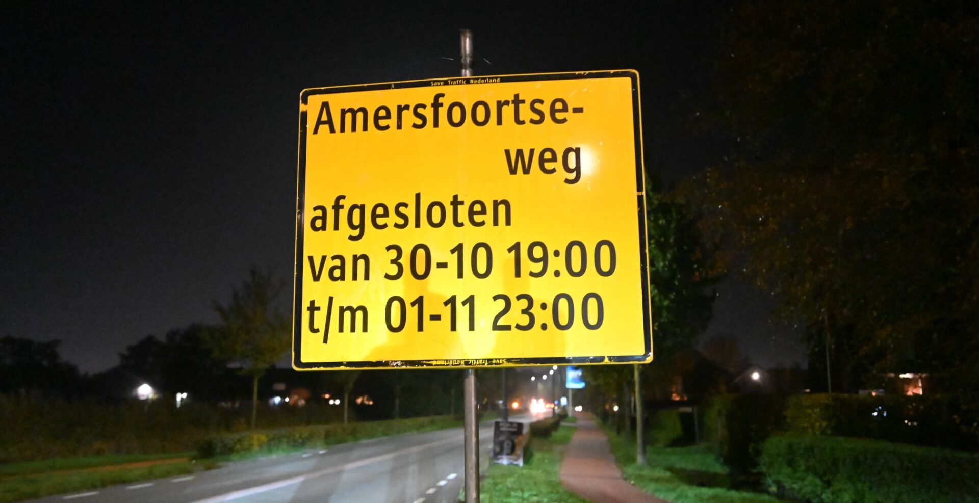 Amersfoortseweg dicht: verkeer massaal via Van Dijkhuizenstraat waar geen autoverkeer is toegestaan