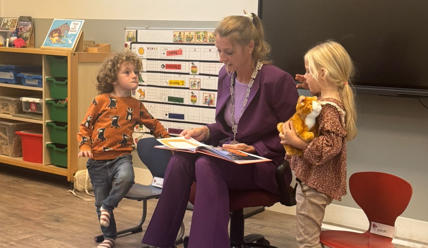 Nijkerkse burgemeester leest voor op basisschool De Appelgaard
