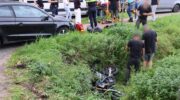 Berijdster brommer na botsing in de sloot van Bulderweg