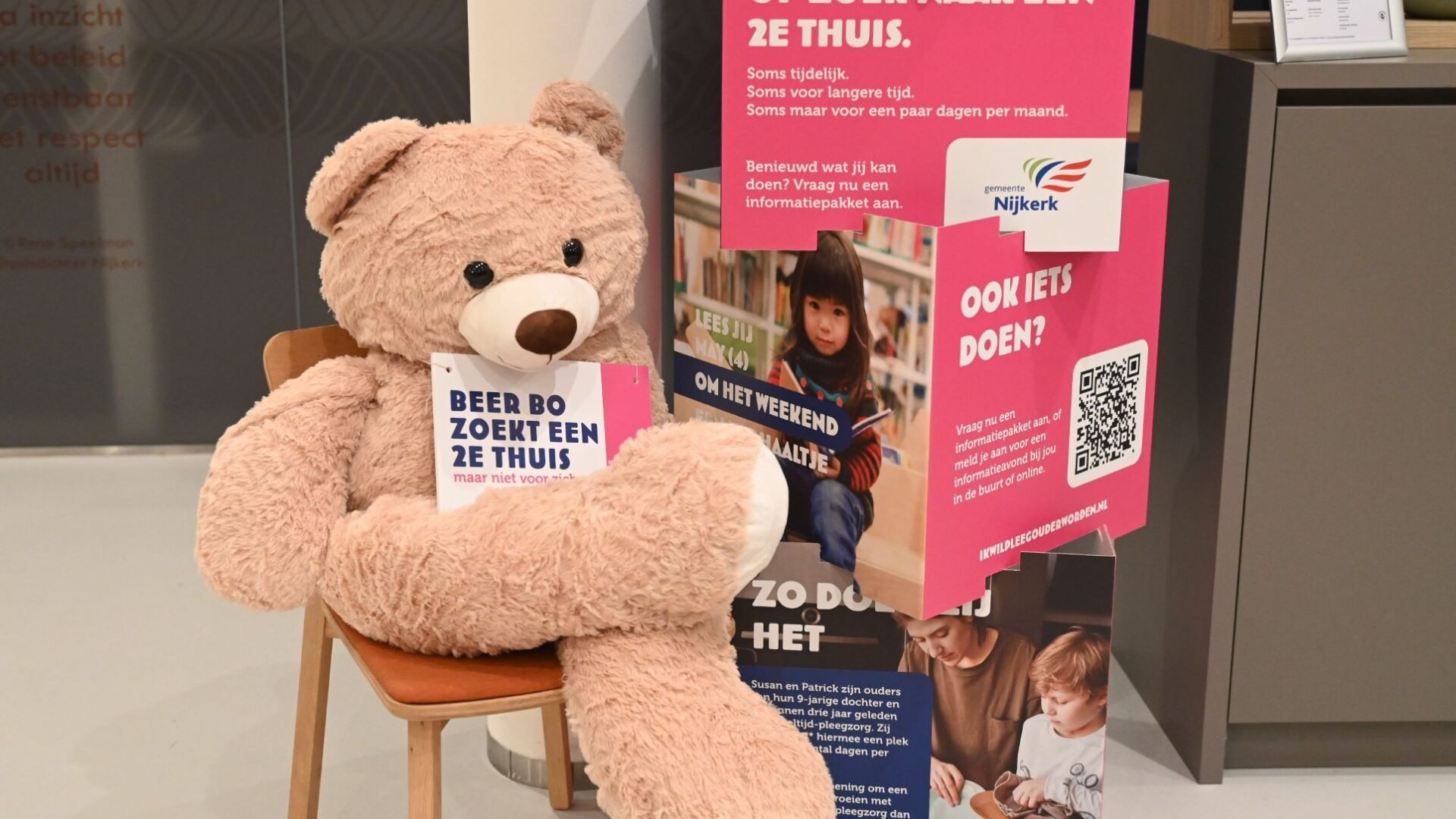 Beer Bo in het gemeentehuis en bibliotheek van Nijkerk, Hoevelaken en Nijkerkerveen