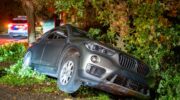Auto belandt in sloot aan de Bloemendaalseweg in Nijkerk, bestuurder blijkt onder invloed