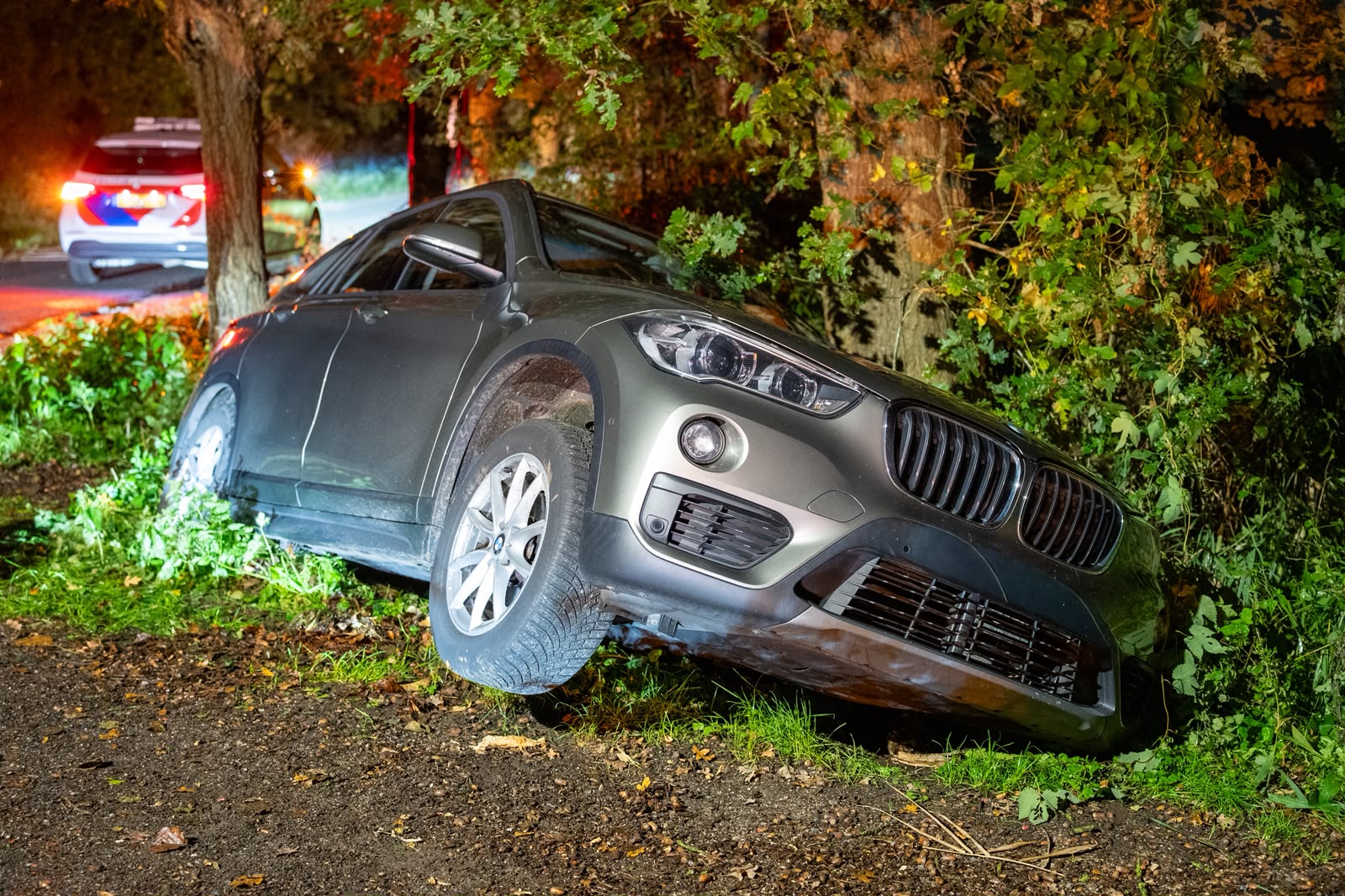 Auto belandt in sloot aan de Bloemendaalseweg in Nijkerk, bestuurder blijkt onder invloed