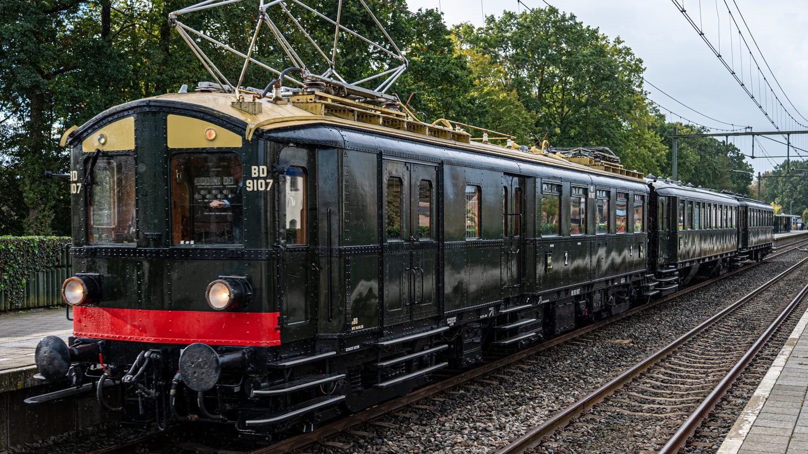 102 jaar oude ‘blokkendoos’-trein trekt bekijks in Nijkerk