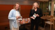 Wethouder Van den Nieuwendijk neemt eerste boekje ‘Doet en Ontmoet’ in ontvangst