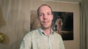 Maarten Blom uit ‘Een Huis Vol’ spreekt tijdens kerkdienst in Nijkerk