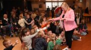 Wethouder reikt medailles uit aan deelnemers Doet&Ontmoet in Hoevelaken