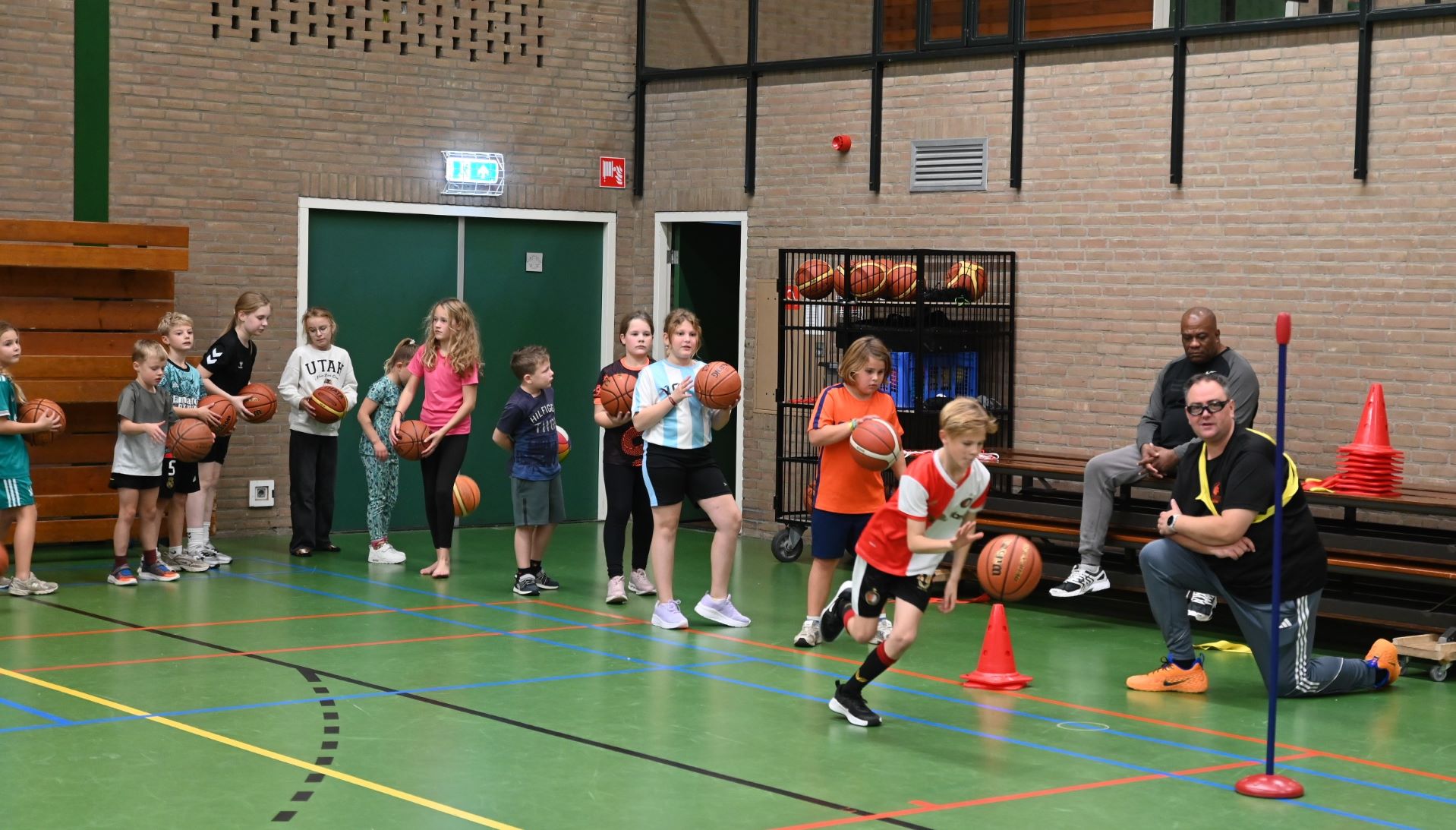 Basketbalclinic trekt tientallen kinderen tijdens succesvolle Jungle Sportdag in Nijkerk