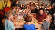 Bomvolle kantine bij griezelig gezellige Halloween Kinderbingo van fietscrossclub NCC