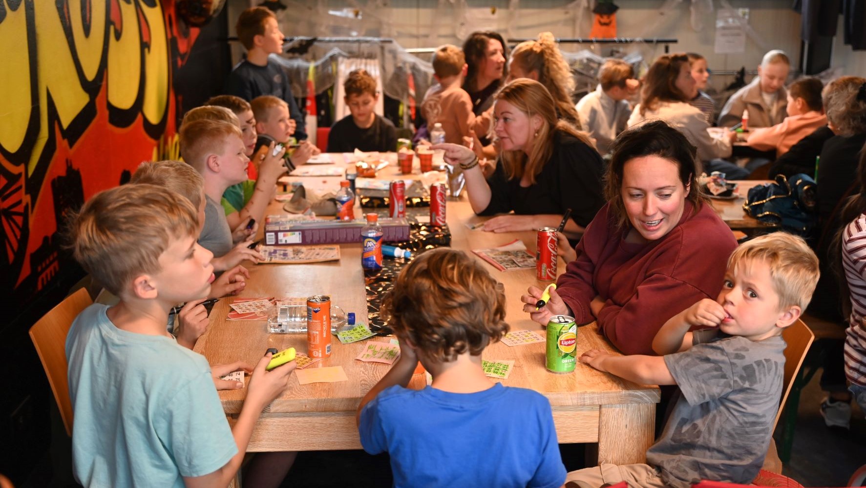 Bomvolle kantine bij griezelig gezellige Halloween Kinderbingo van fietscrossclub NCC