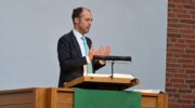Emotionele dienst in Kruiskerk Nijkerk: Dominee Maarten Blom (Een Huis Vol) deelt verhaal over verlies dochtertje