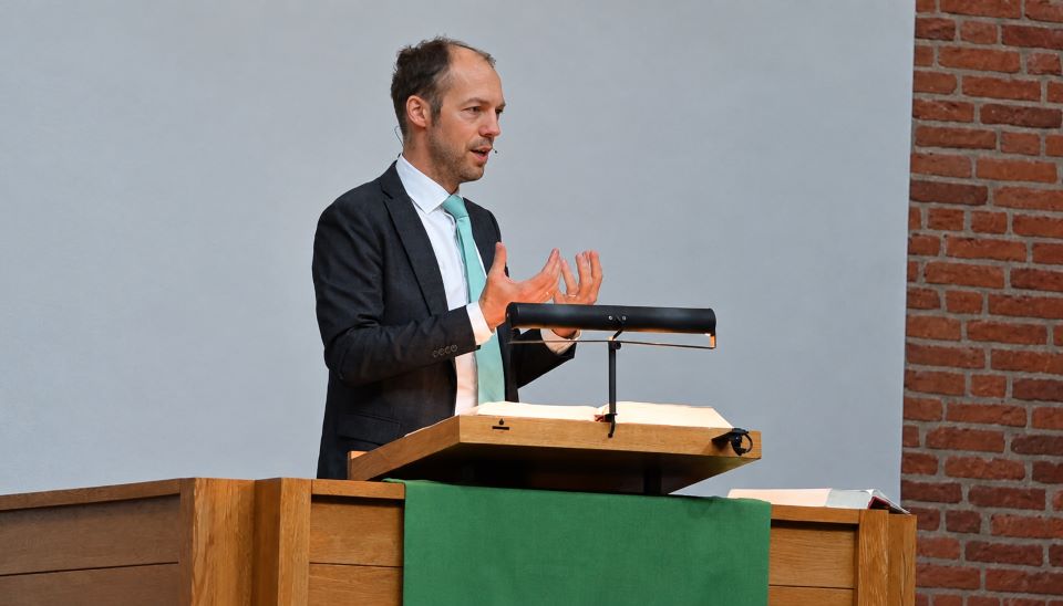 Emotionele dienst in Kruiskerk Nijkerk: Dominee Maarten Blom (Een Huis Vol) deelt verhaal over verli