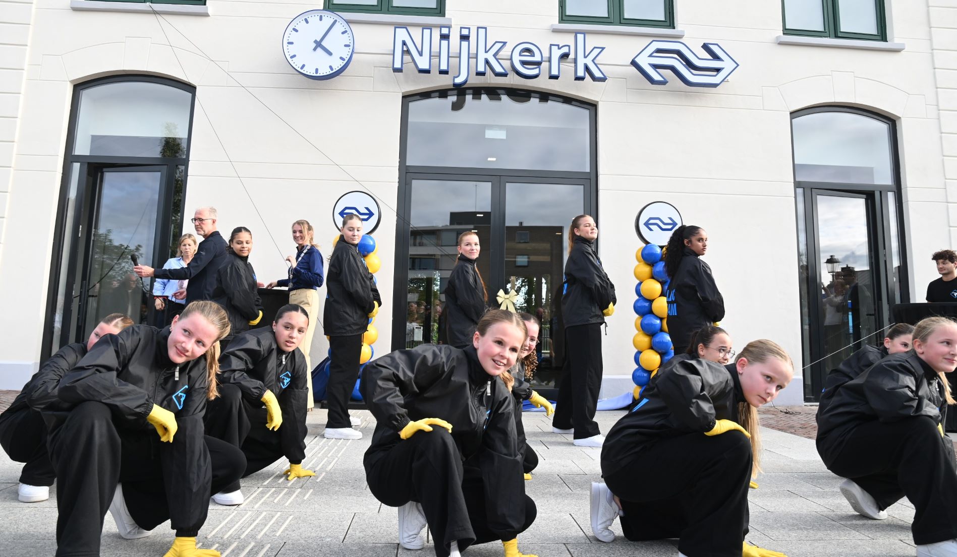 Swingende opening van gerenoveerd stationsgebouw Nijkerk