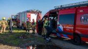 Zoekactie naar mogelijke drenkeling langs A28 bij Putten, brandweervoertuigen vast in weiland