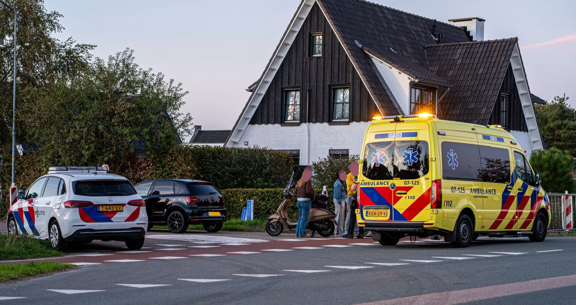 Fietser en scooter botsen op Amersfoortseweg in Nijkerkerveen