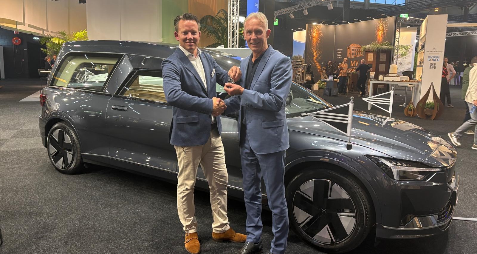 Uitvaartorganisatie EABN presenteert nieuwe elektrische rouwauto
