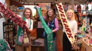 Eerste Nijkerkse sjaal officieel overhandigd bij Boekhandel Roodbeen