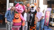Honderden kinderen ontmoeten Winnie the Pooh en zijn vriendjes in Nijkerk