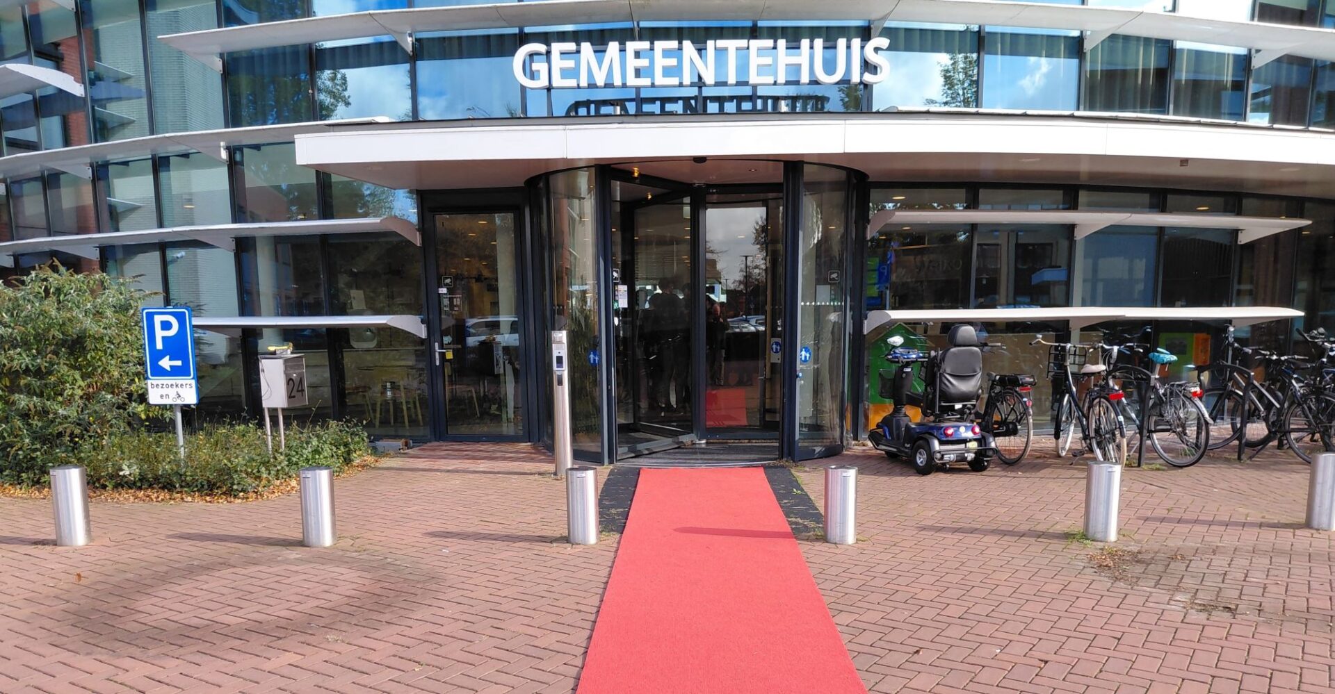 Eerste huwelijk voltrokken in vernieuwde raadszaal Nijkerk