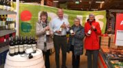 PLUS Van den Hoven Nijkerk sponsort Inner Wheel met wijn voor bridgedrive 7 november