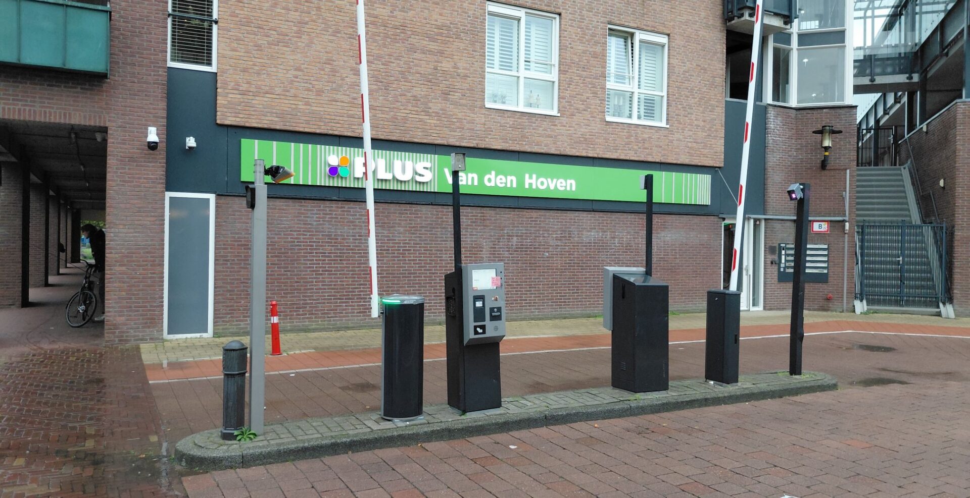 Opnieuw schade aan parkeerentree PLUS Van den Hoven in Nijkerk: parkeren tijdelijk gratis