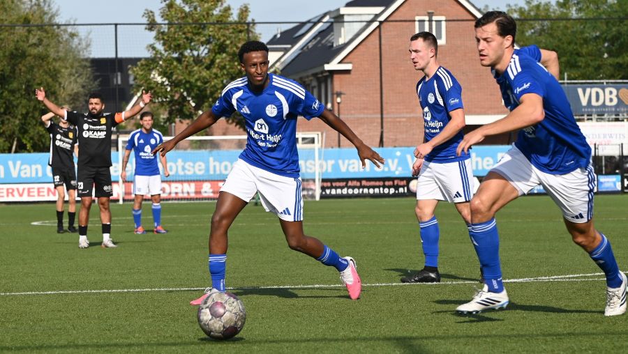 Sambavoetbal Veensche Boys wordt pas na rust beloond